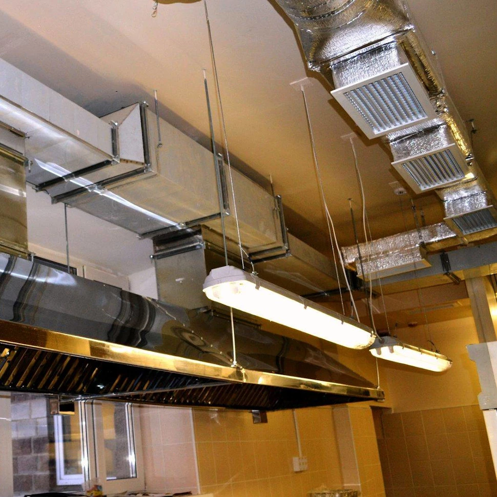 Как осуществляется удаление дыма и запаха на кухне с помощью вентиляционной системы?