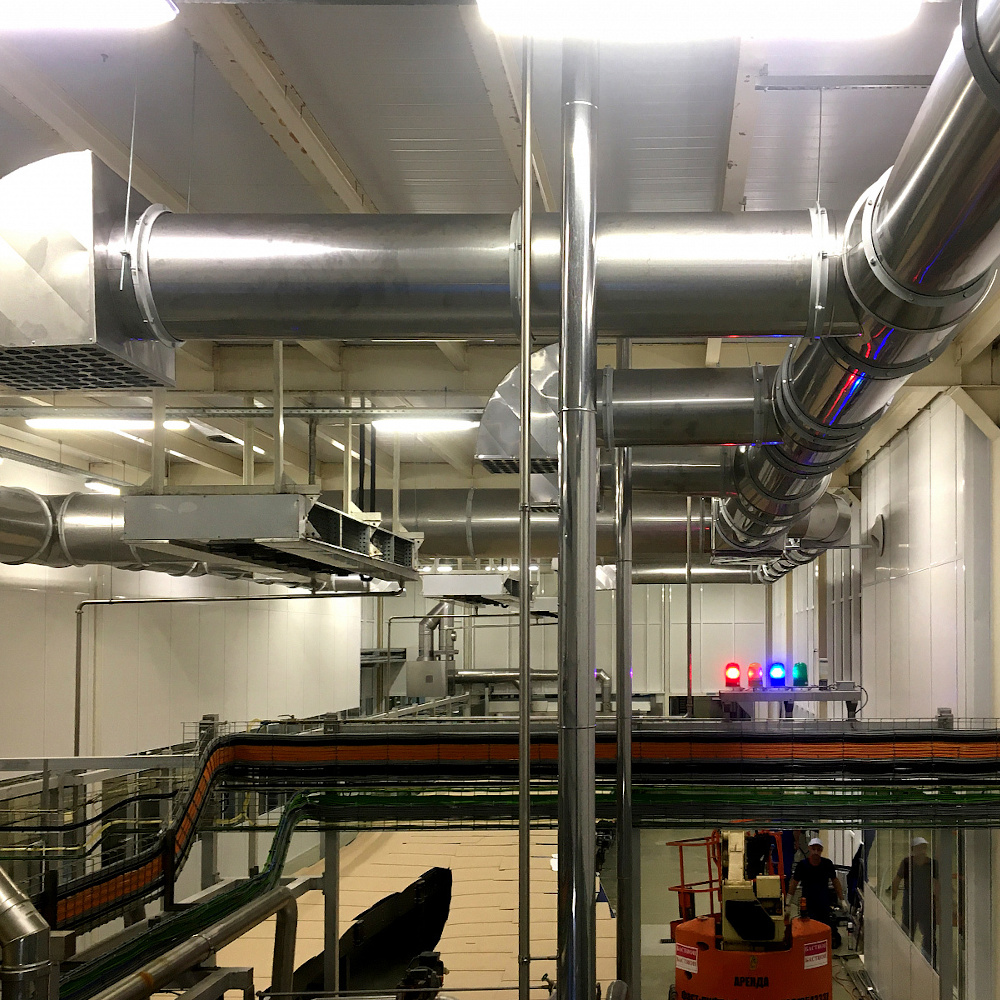 На кондитерской фабрике KDV установлена мощная система вентиляции с использованием профессионального оборудования, которая обеспечивает эффективность производственного процесса.