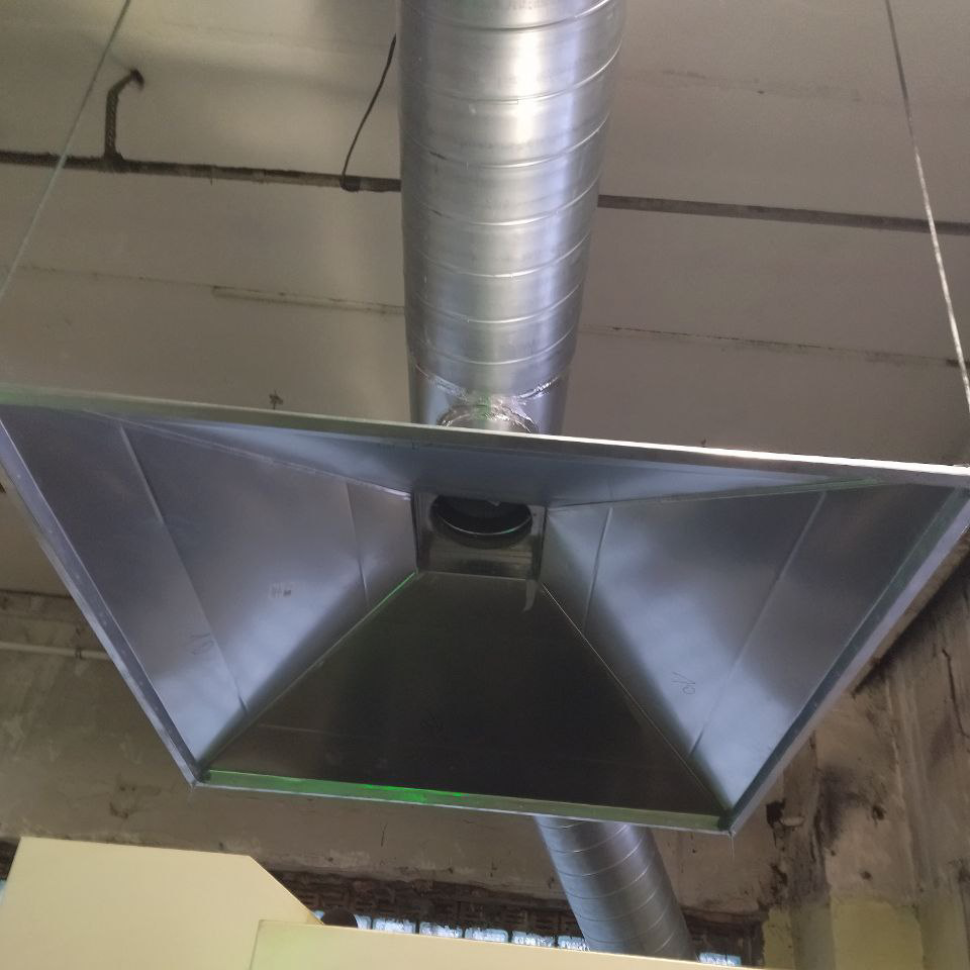 монтаж зонта вентиляции в промышленном помещении